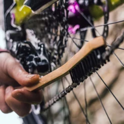 Peaty's Aandrijflijn Borstel 10 Peaty's Aandrijflijn Borstel -Rij Graag Verkoop Drivetrain Brush In Use 1